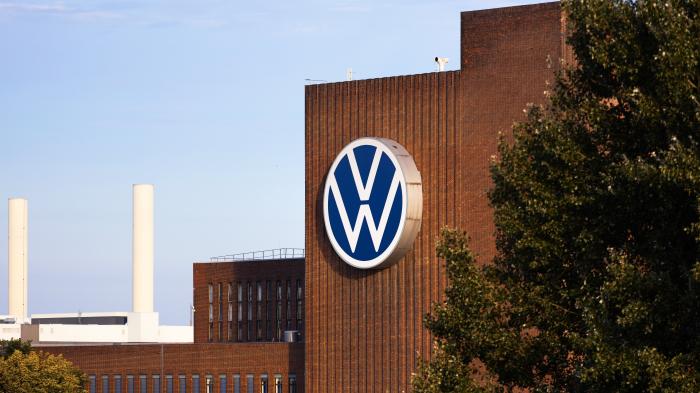 Volkswagen-Werk mit VW-Schriftzug