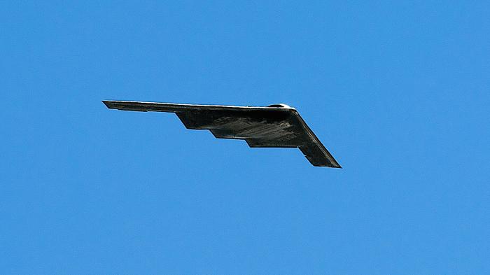 Schwarzer B2 Tarnkappenbomber in der Luft vor blauem Himmel