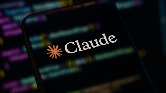 Smartphone mit dem Claude-Logo und dem Namen 