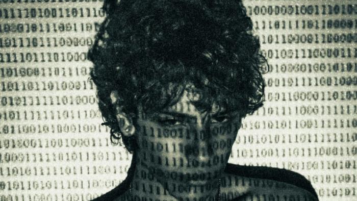Porträt Junger Mann mit Binärcode-Reihe