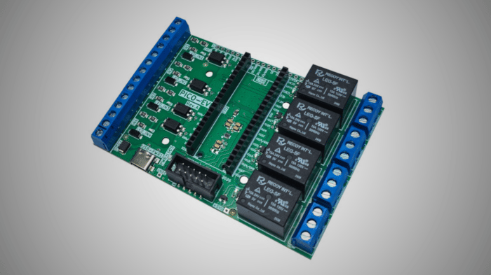 Grüne Elektronikplatine mit Steckplätzen für einen Raspberry Pi Pico, vier schwarzen Relais, blauen Schraubklemmen an beiden Seiten sowie USB-C- und Anschlussleisten für die Steuerung externer Geräte.