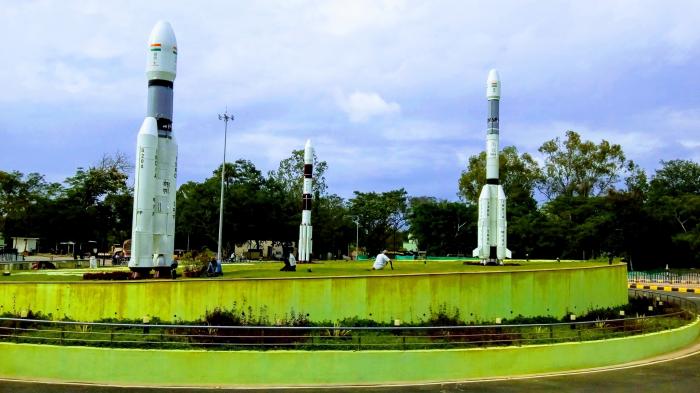 Drei Raketen als Ausstellungsobjekte in einem Park