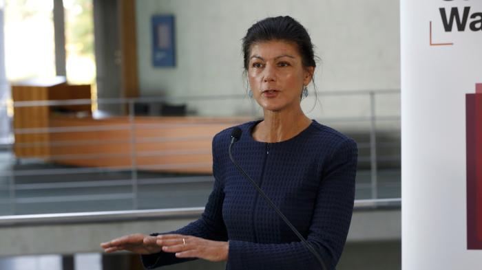 Eine Frau vor einem Podium