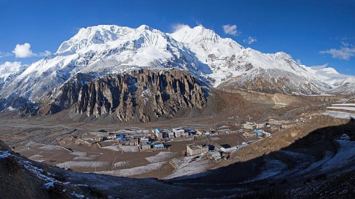 Der Berg und das Dorf: Das Dorf Manang in Nepal und der Annapurna III wie auch der Gangapurna