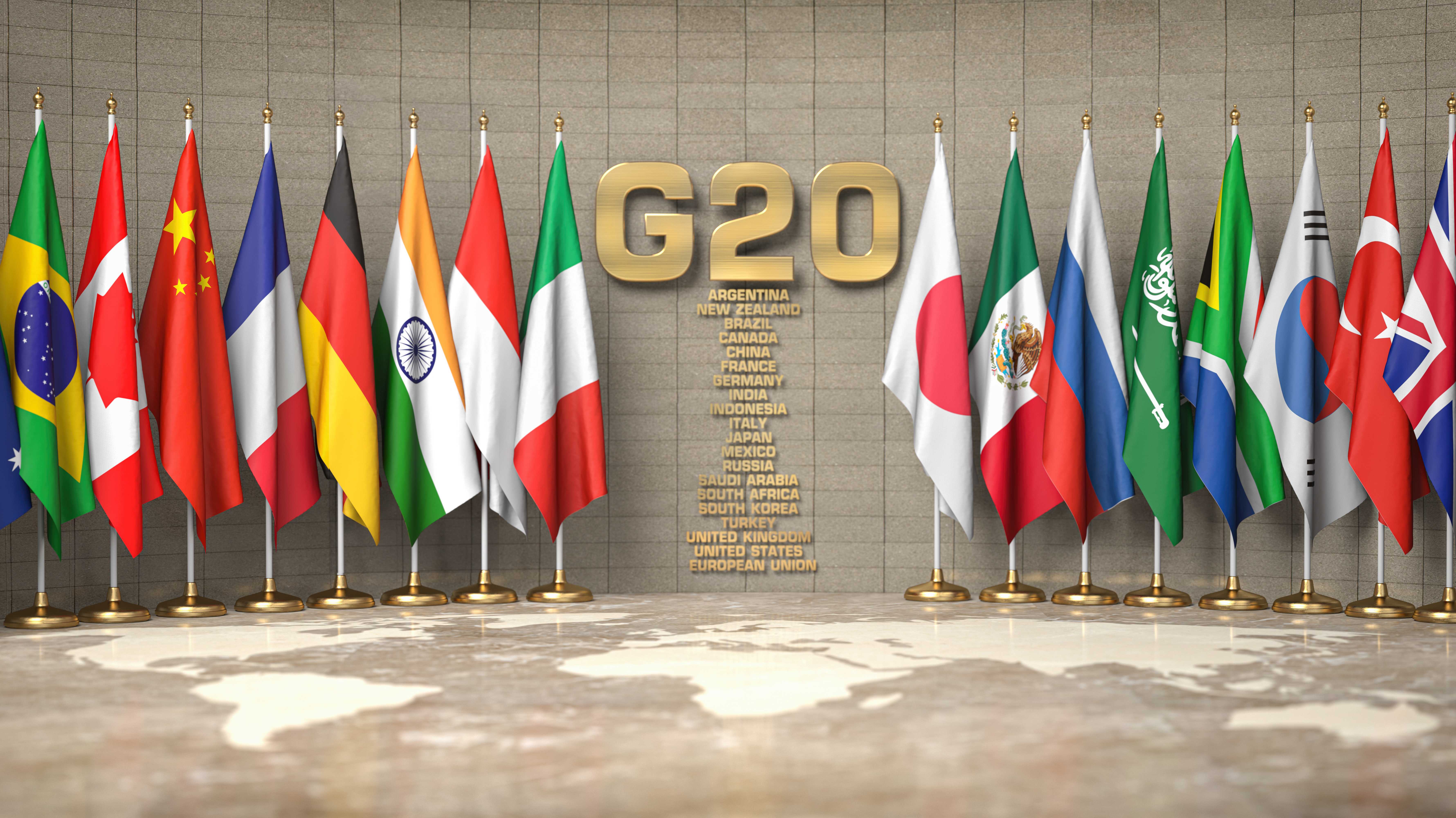Flaggen von Mitgliedern der G20-Gruppe in einem Konferenzraum.