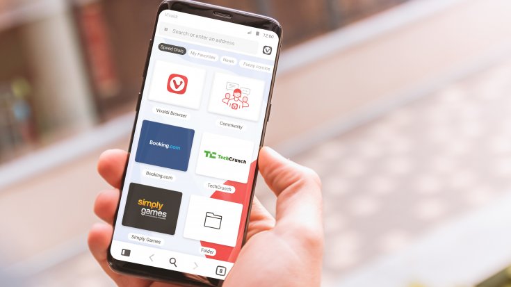 Hand mit Smartphone auf dem Vivaldi läuft.