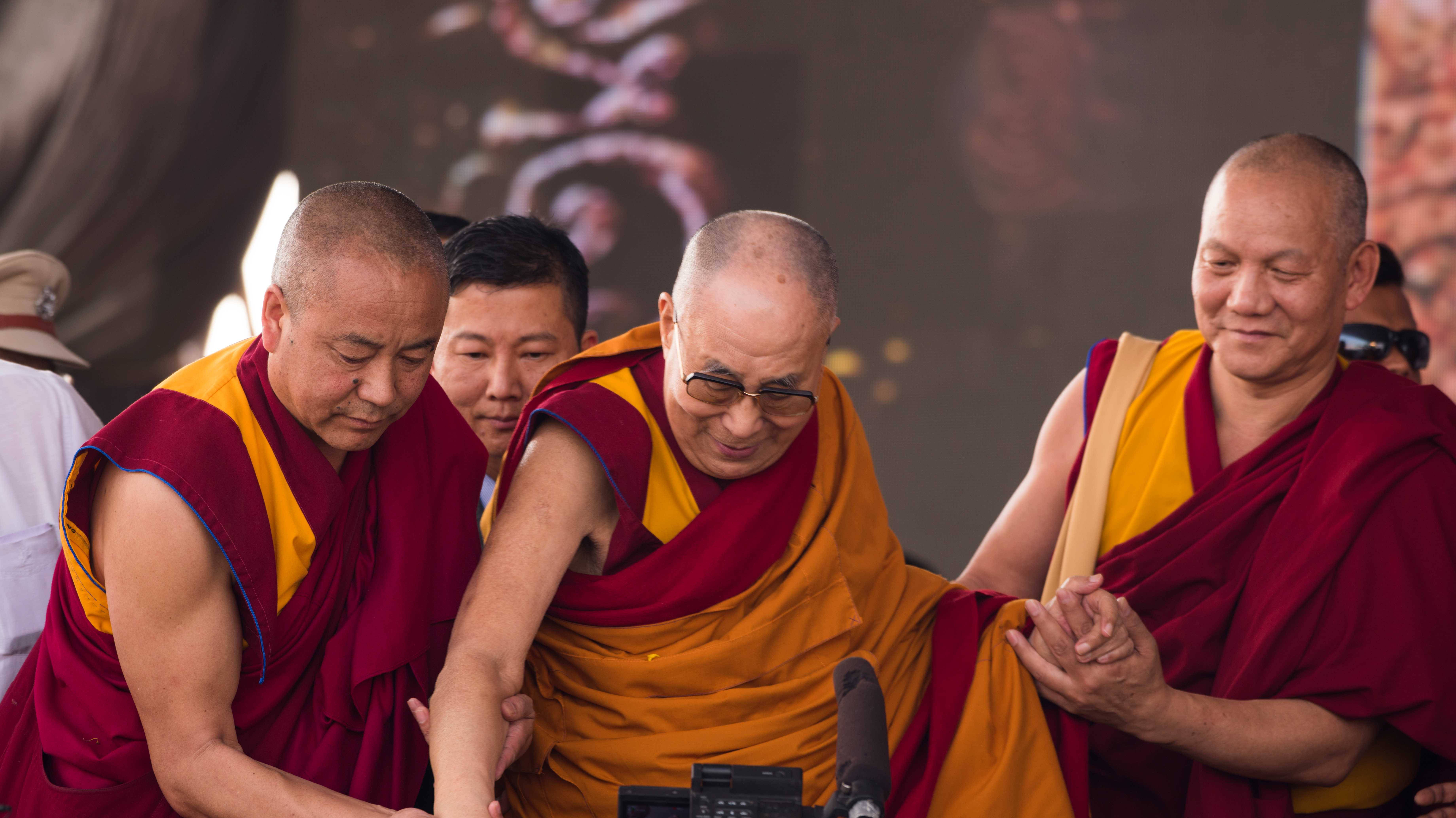 Drei buddhistische Mönche in Kutten