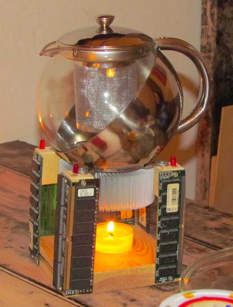 Teekanne auf Tee-Stövchen aus CPU-Kühler