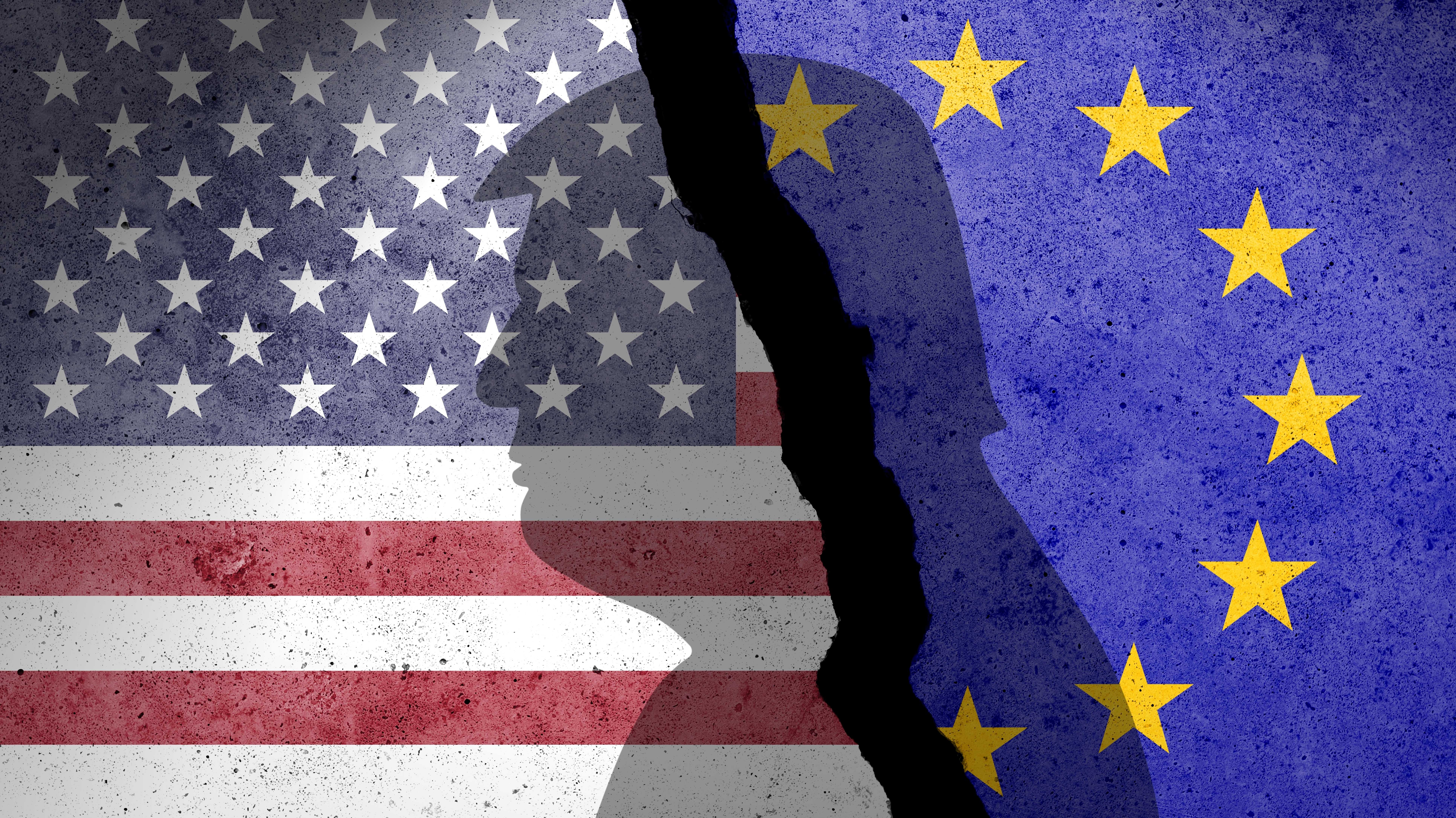 Flaggen der USA und der EU an einer Betonwand. Handels-, Zoll- und Zollkrieg zwischen den USA und der Europäischen Union.