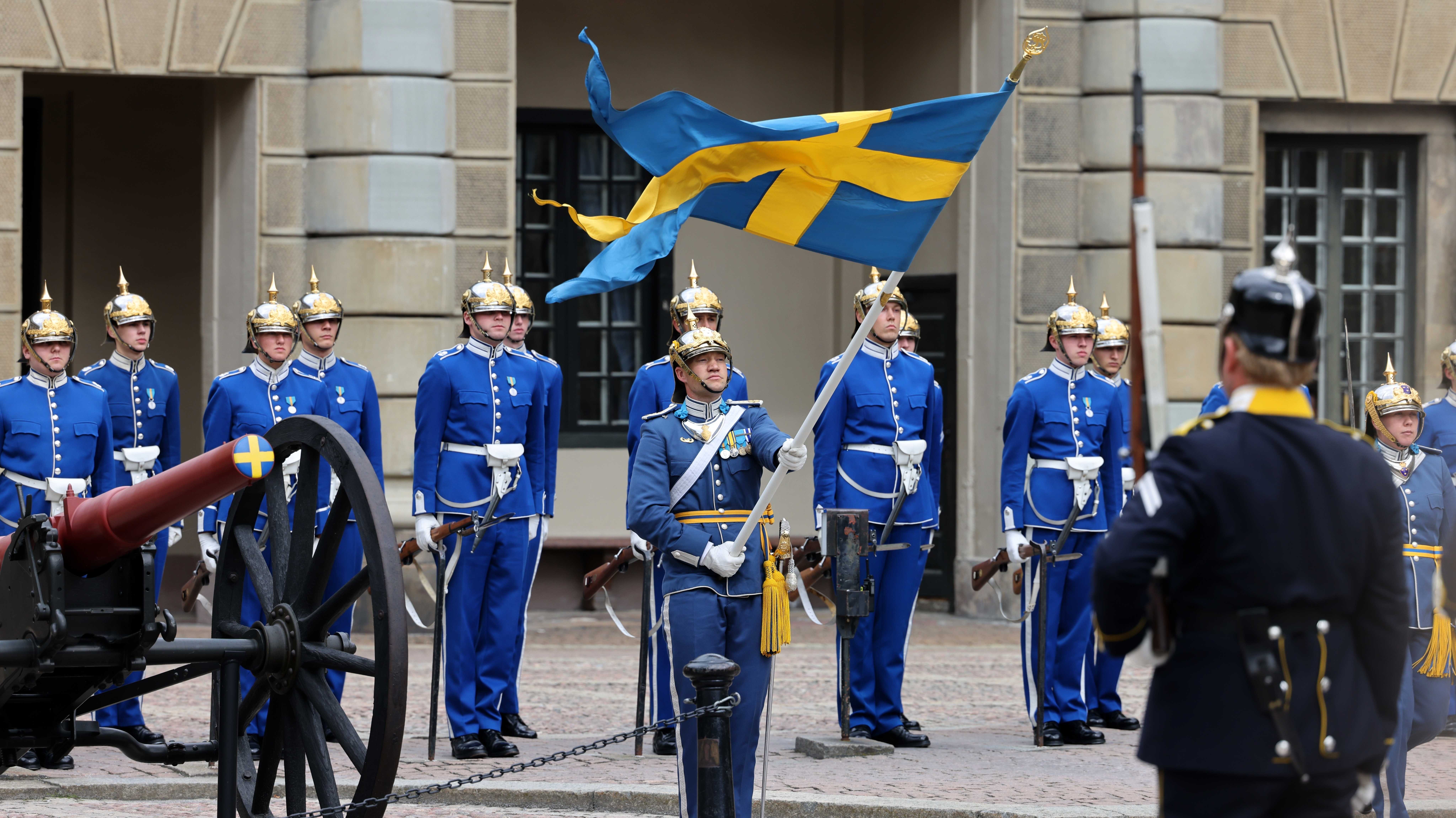Schwedische Soldaten in historischen Uniformen.