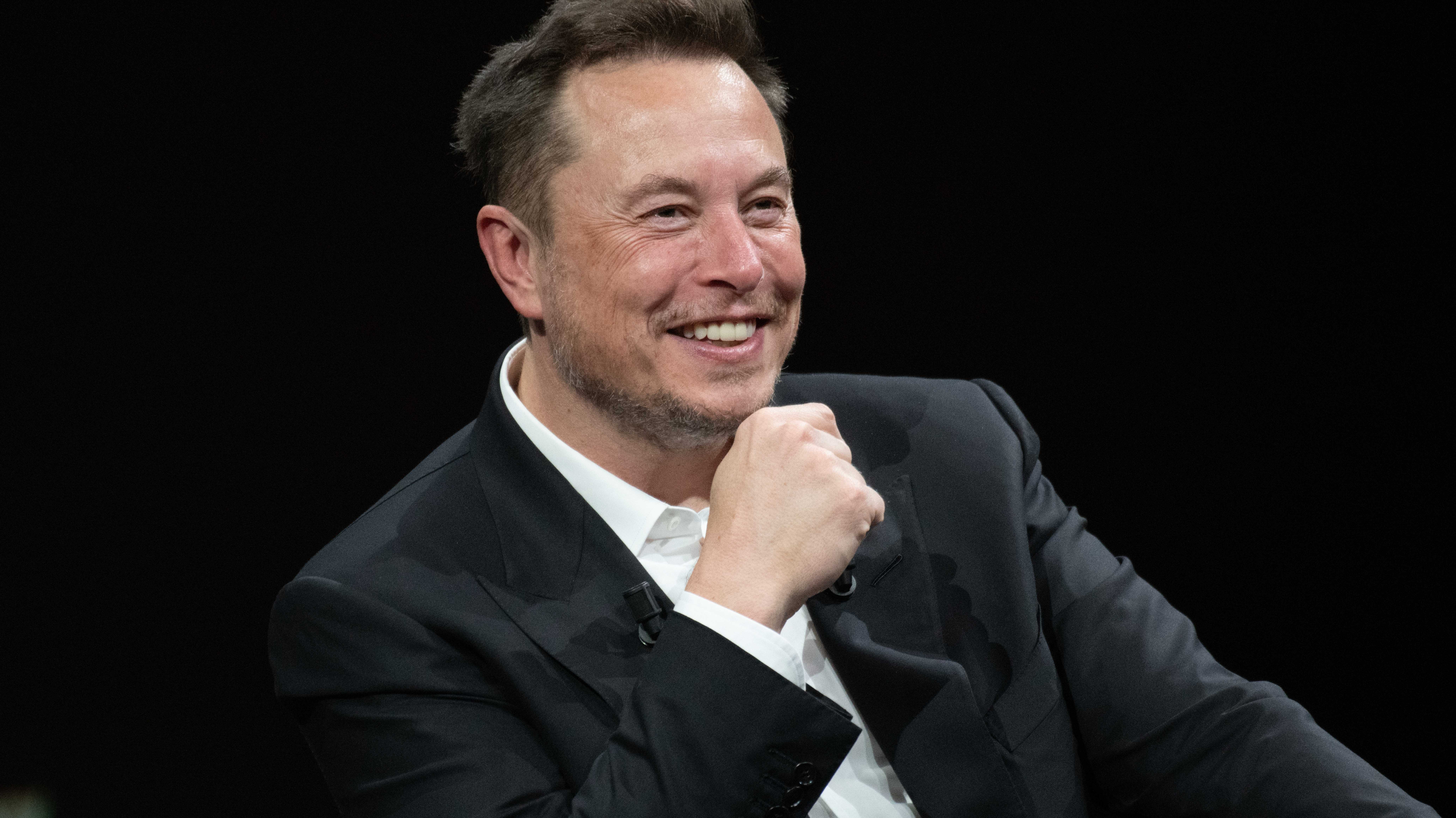 Elon Musk lächelt bei einer Veranstaltung in Paris