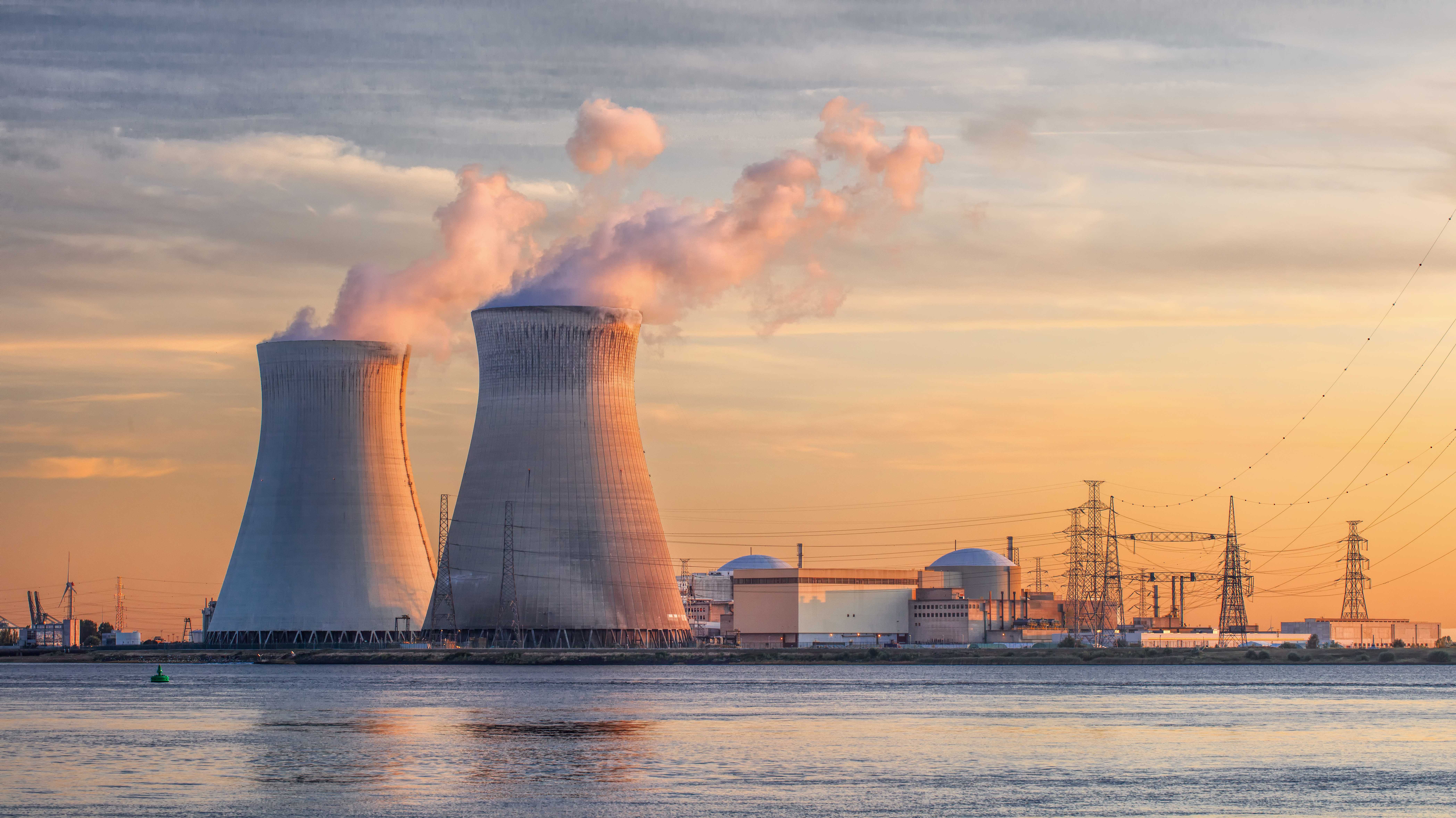 Kernreaktor Doel am Flussufer beim Hafen Antwerpen