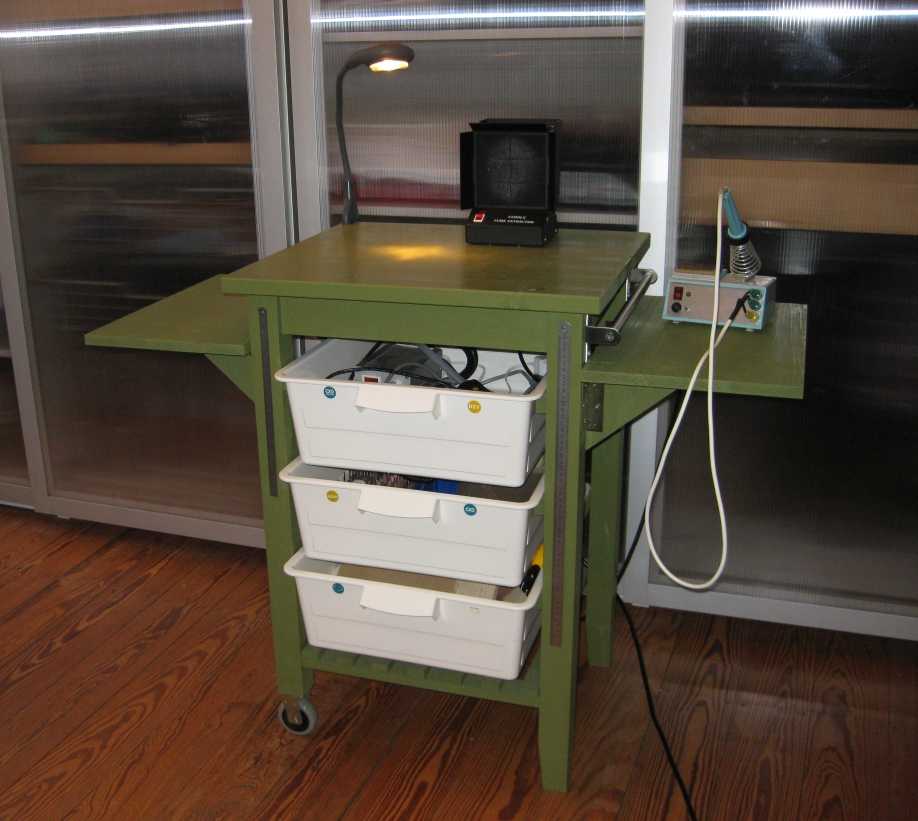 Ein IKEA-Servierwagen Bekväm, umgebaut zu einer einer grünen Werkbank mit weißen Schubladen und angebauten Seitentischen