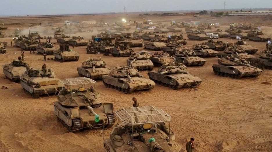Israelische Panzer sammeln sich am Rand des Gazastreifens bei ersten Einsätzen 2023