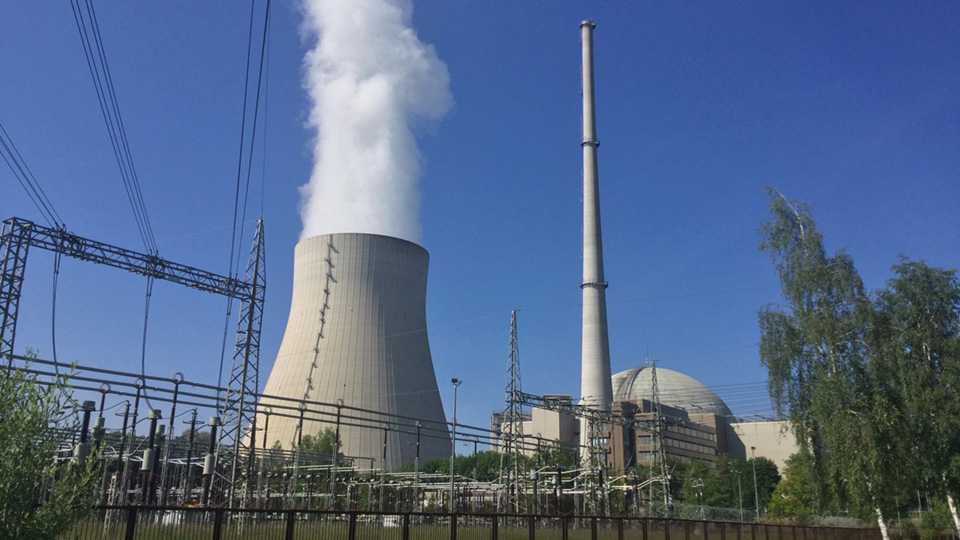 Kernkraftwerk in natürlicher Umgebung – Symbol der modernen Energiepolitik