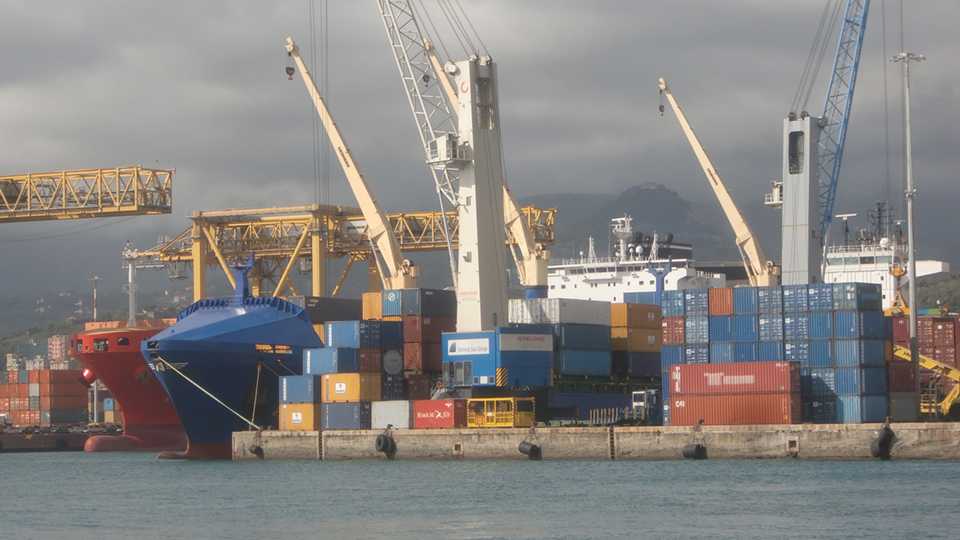 Betrieb von Containerhafen wird durch Probleme am Roten Meer und im Panamakanal beeinflusst.