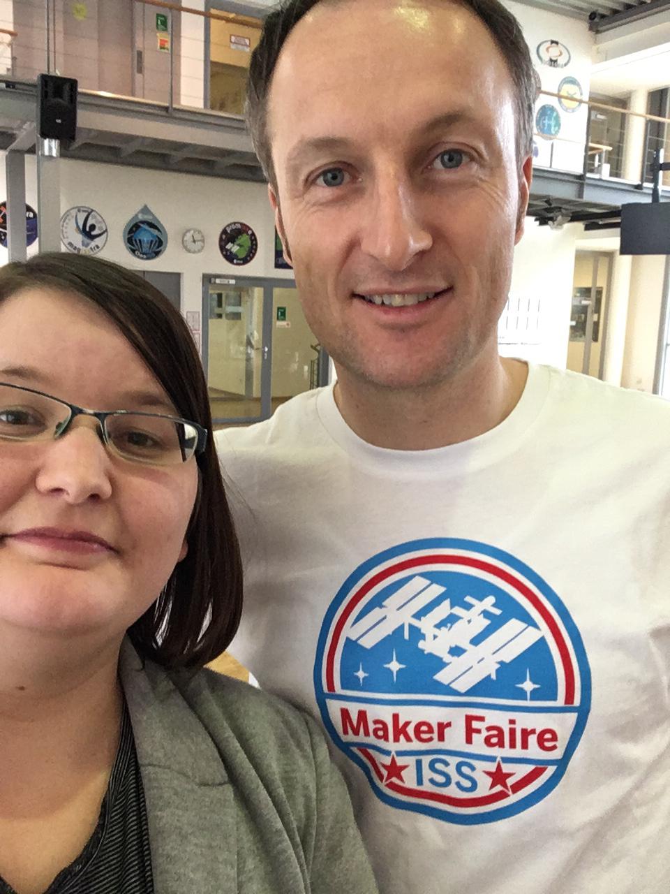 Matthias Maurer im weißen Shirt "Maker Faire ISS" neben Make-Autorin Kathrin Grannemann
